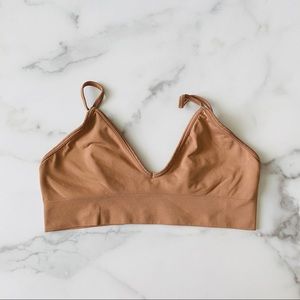 SKIMS Smoothing Bralette (M / SIENNA)